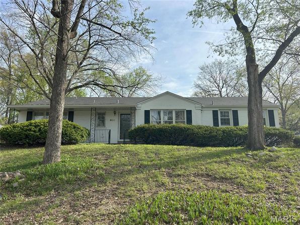 900 Alanson Dr, Saint Louis, MO 63132