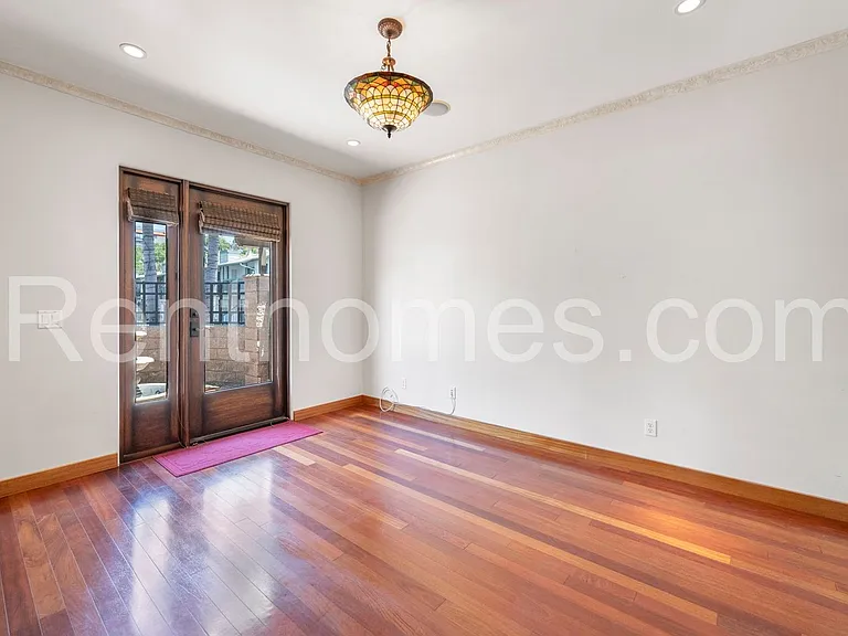 2940 Columbia St — Photo 36