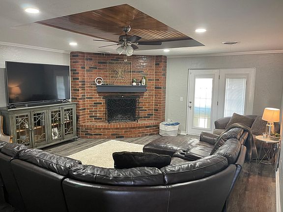 3rd image of 6703 Columbia Ln