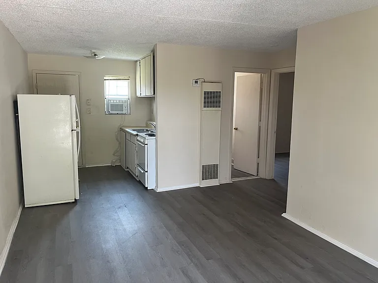 704 Hopkins St — Photo 2