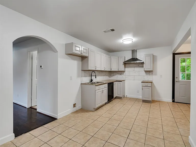 4930 Holloway Dr — Photo 18
