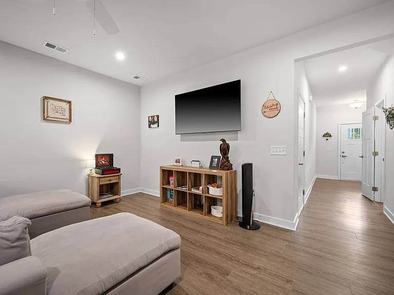 1051 Crescent Cove Ln — Photo 8