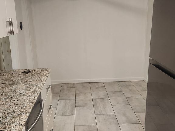 4th image of 19 Brighton Ct