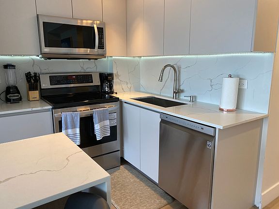 5th image of 801 Brickell Bay Dr APT 469