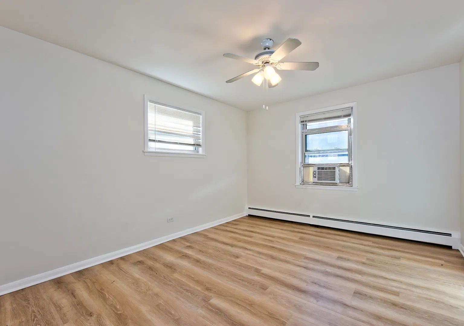 Beautiful 1 Bed/1 Bath In The Heart Of Des Plaines With Free Heat/Parking....Must See!! — Photo 4