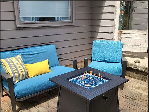patio furniture included
