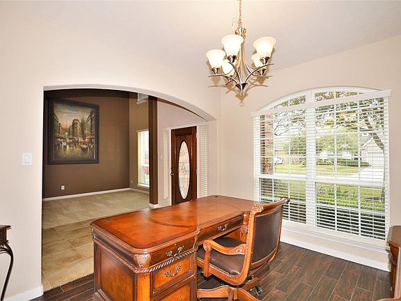 5th image of 812 Harvard Pointe Dr