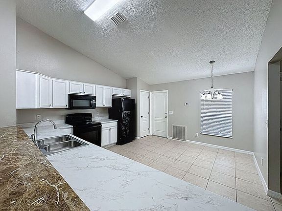 4th image of 309 Erie Ct