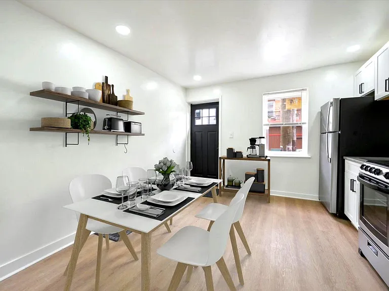109 W Thompson St — Photo 3