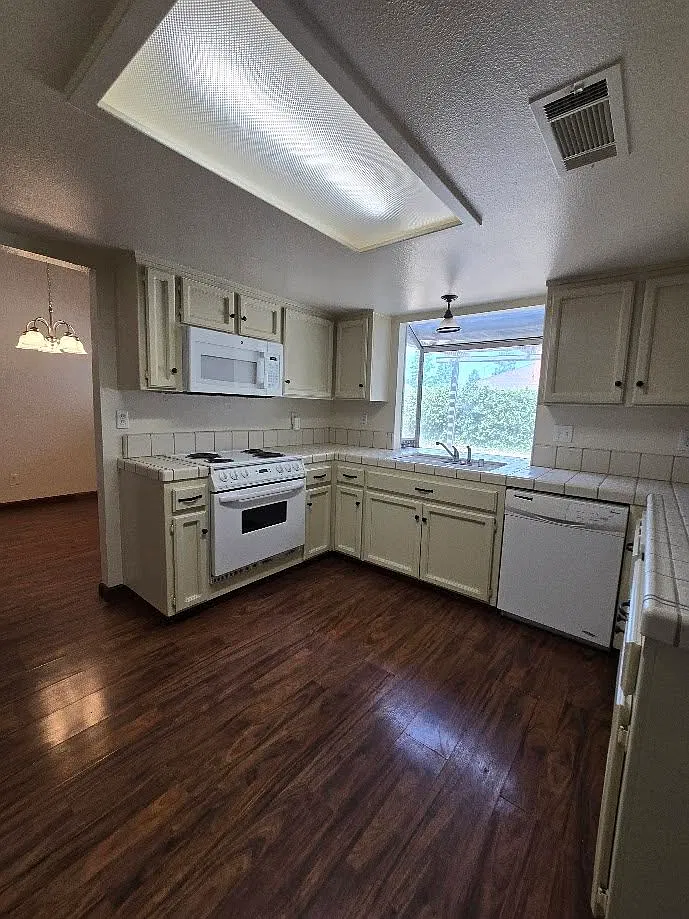 3 bed, 2.5 bath, 1442 sqft, $2,450 — Photo 4