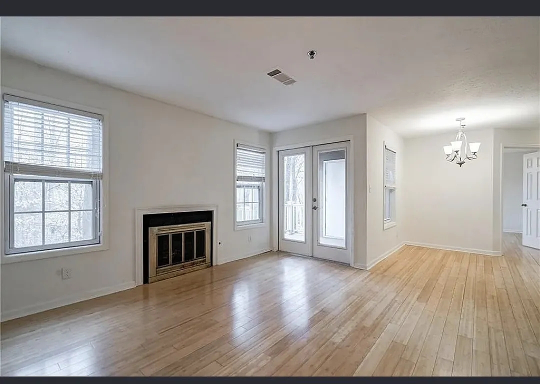 2 bed, 933 sqft, $2,100 — Photo 3