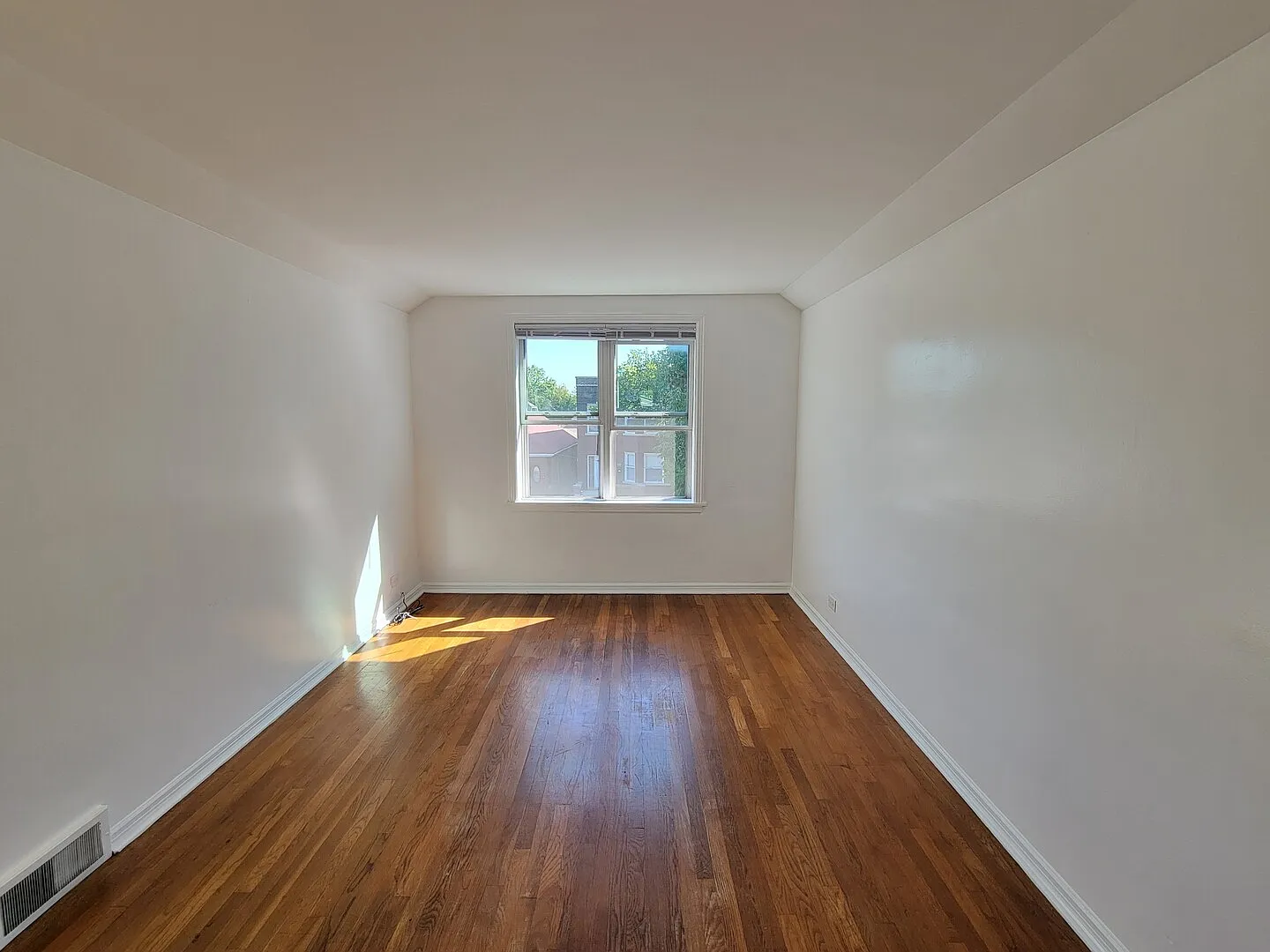 2 bed, 1100 sqft, $1,800 — Photo 3