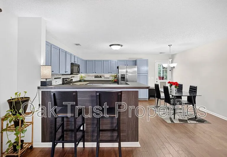 137 Venice St — Photo 10