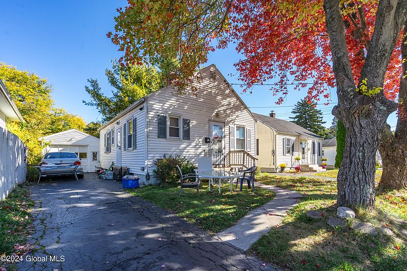 2nd image of 19 Garden Avenue