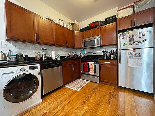 4th image of 418 Putnam Ave #3