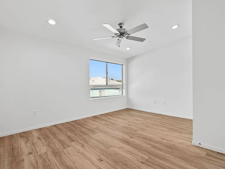 Echo Designer Loft Apartments — Photo 21