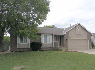 110 E Creekstone St, Mulvane, KS 67110