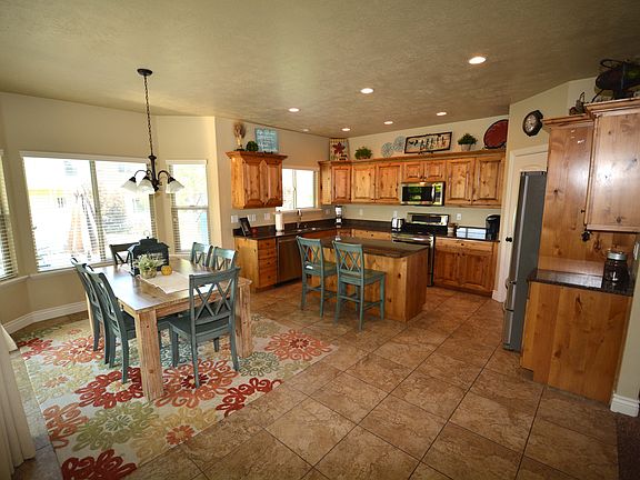 2nd image of 3948 Winthrope Dr