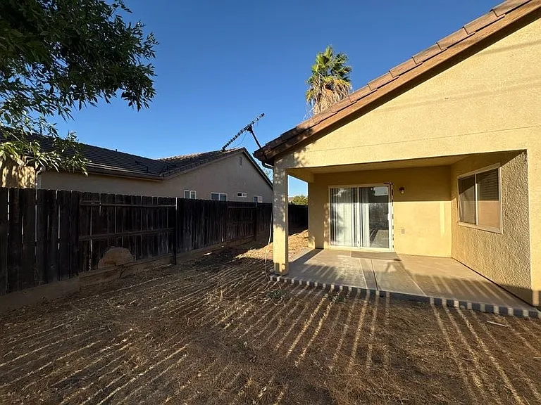 2443 N Shoemaker Ave — Photo 16