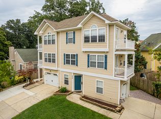 606 Lake Dr, Virginia Beach, VA 23451