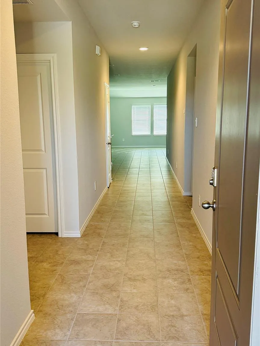 4 bed, 1650 sqft, $2,200 — Photo 4