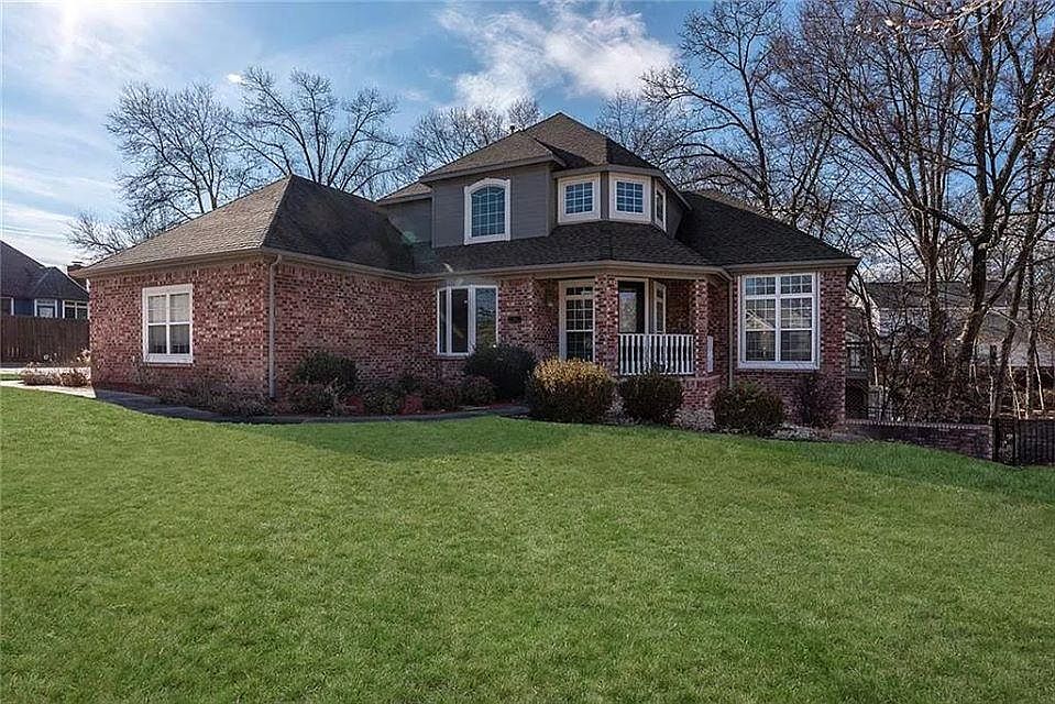 1st image of 13 Stonehenge Dr