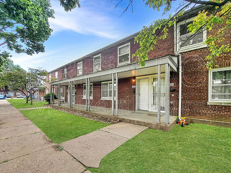 1835 La Salle Pl — Photo 1