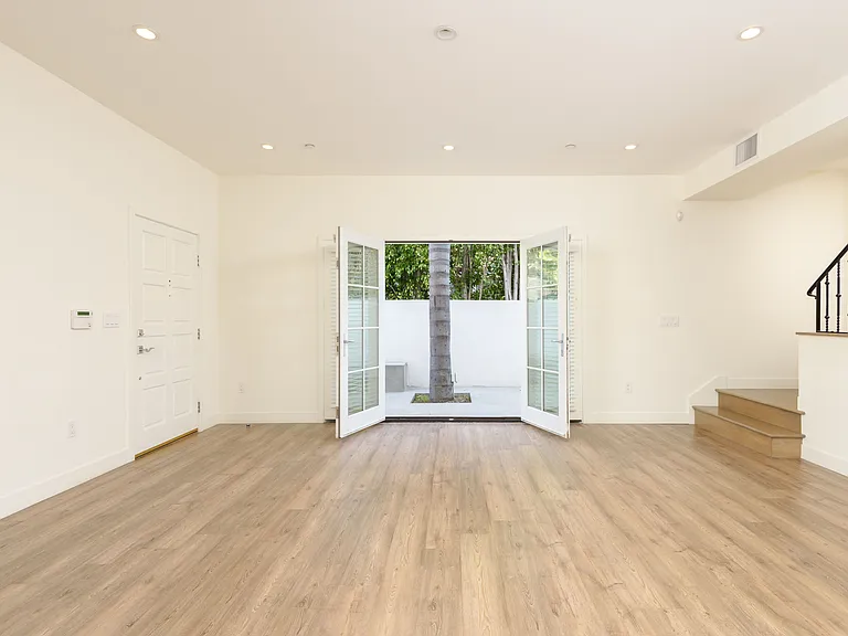 128 S Canon Dr — Photo 16