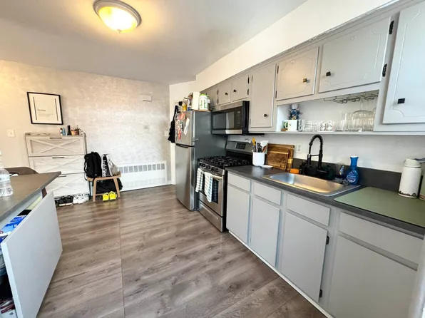 74-01 Ditmars Boulevard image 1 of 9