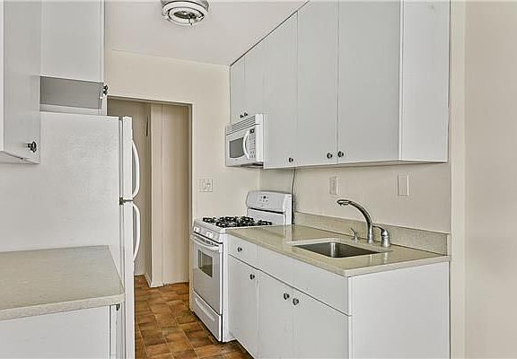4th image of 3130 Irwin Ave APT 4J