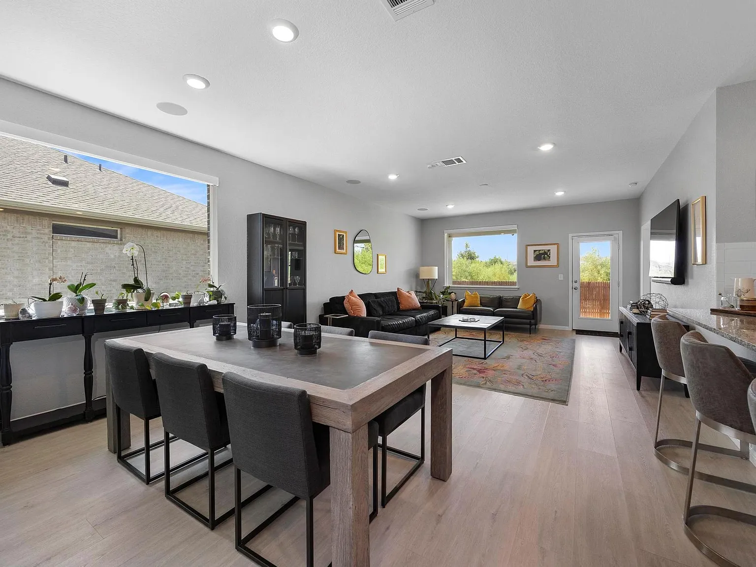 4 bed, 2.0 bath, 1931 sqft, $2,800 — Photo 3