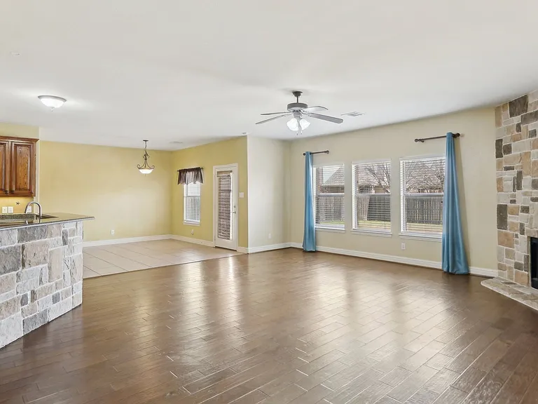 313 Country Lakes Dr — Photo 8