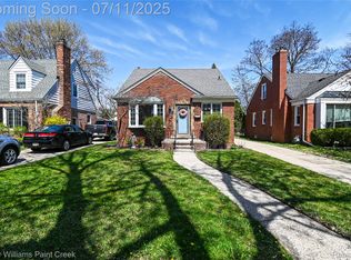 1968 Oxford Rd, Grosse Pointe Woods, MI 48236