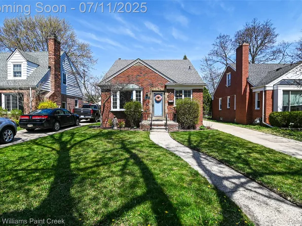 1968 Oxford Rd, Grosse Pointe Woods, MI 48236