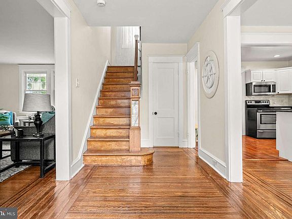 5th image of 610 Saxer Ave
