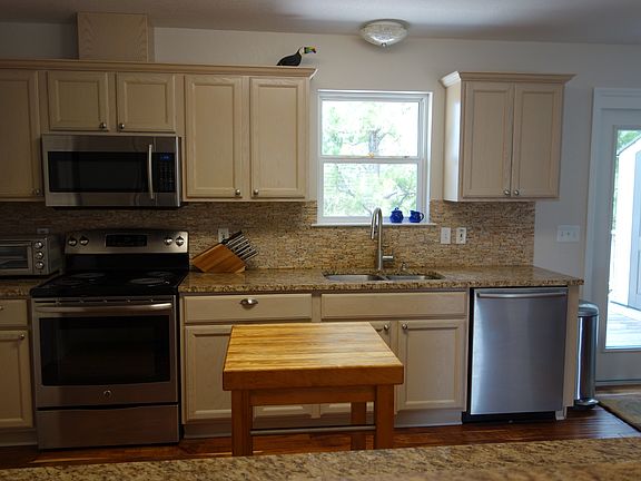 4th image of 564 W Bayshore Dr