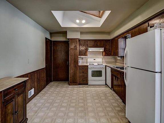 4th image of 2451 Holloway Ave E