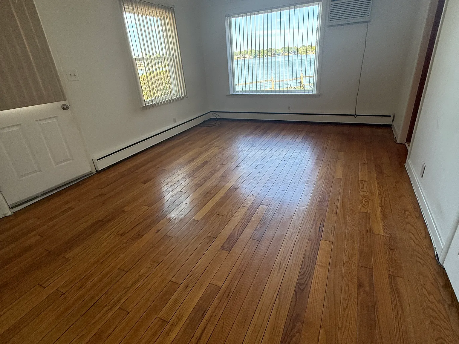 1 bed, 950 sqft, $1,300 — Photo 4