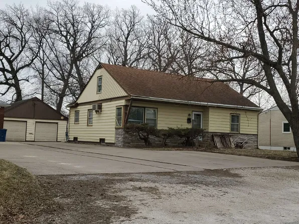 4320 8th St, East Moline, IL 61244