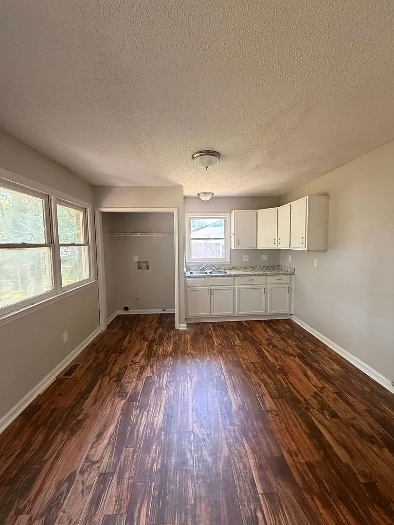 Spacious 3 bedroom 2 bathroom house — Photo 4