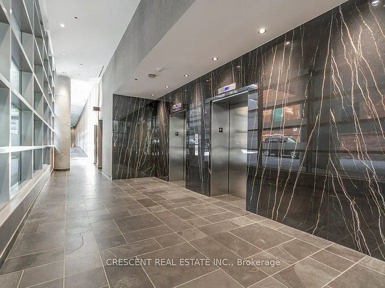 650 King St W #402 — Photo 5