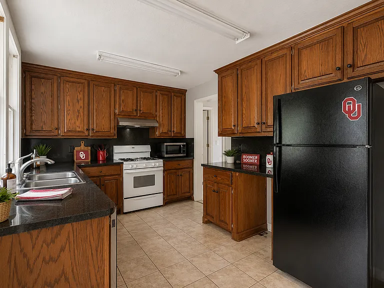 730 Deans Row Ave — Photo 3