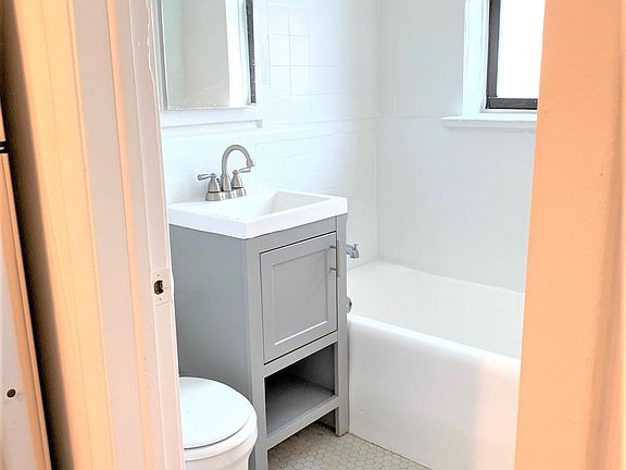 3rd image of 642 W Aldine Ave #306