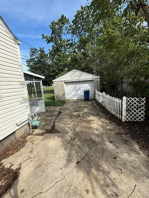 3 bed, 1.0 bath, 1061 sqft, $1,450 — Photo 4