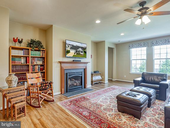 5th image of 218 Dartmoor Dr