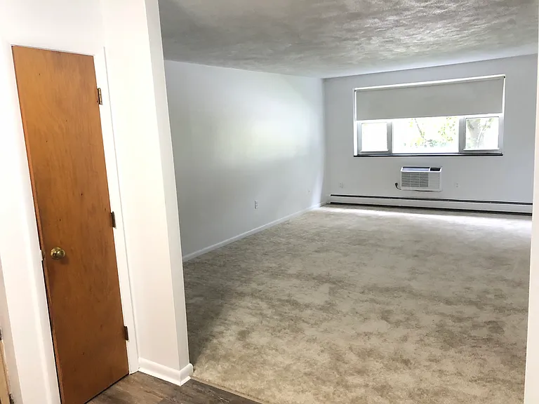 Lexington St Apartments — Photo 25
