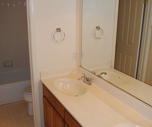 3rd image of 1390 Linfield Dr