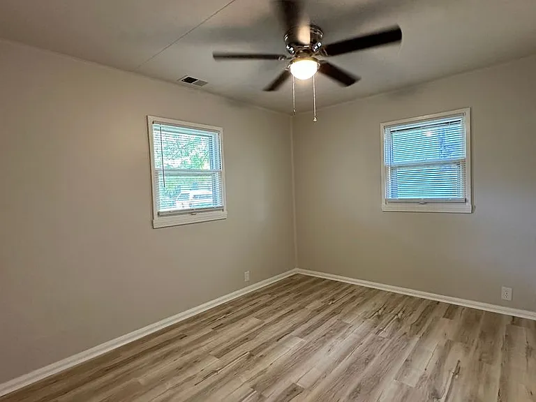 2101 S Pershing Dr — Photo 13