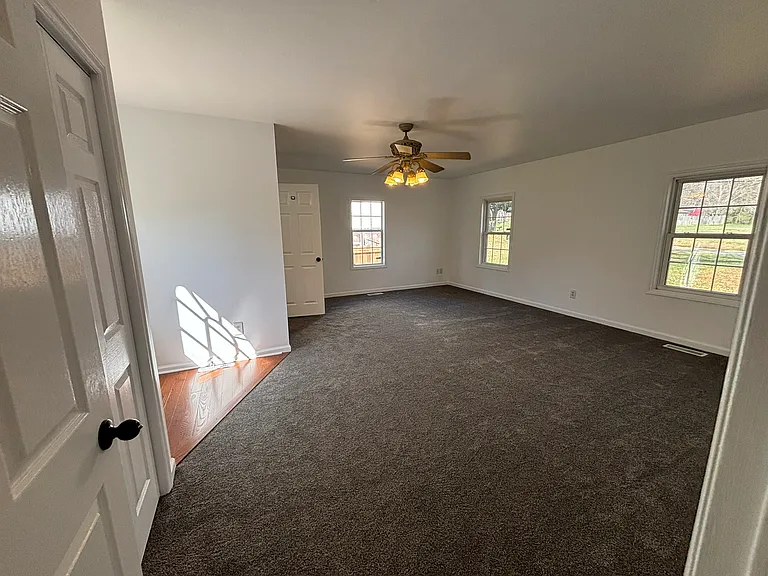 321 E Harden St — Photo 13