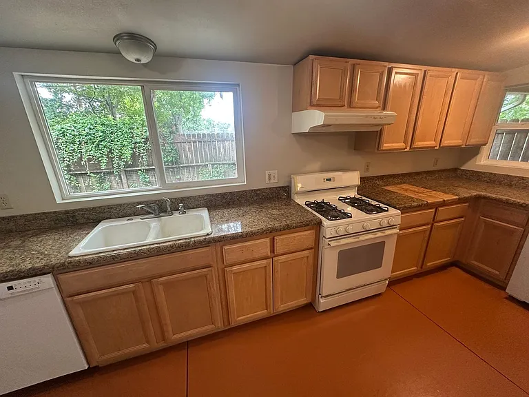 2050 Laburnum Ave — Photo 6